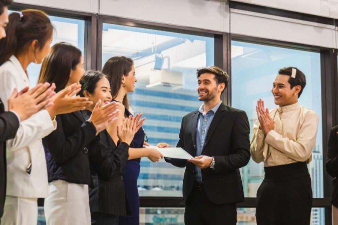 Cérémonie de remise de certifications professionnelles dans une entreprise moderne