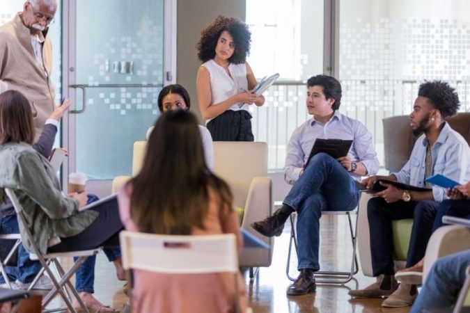 Réunion collaborative pour la création d'une association avec des membres engagés